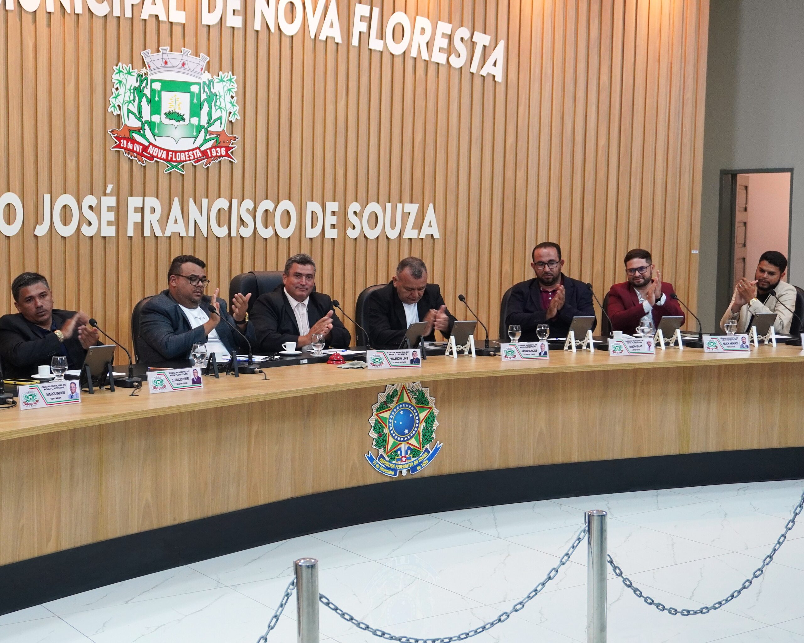 Câmara Municipal de Nova Floresta Realiza Sessão com Entrega de Moções de Aplausos e Projetos de Lei