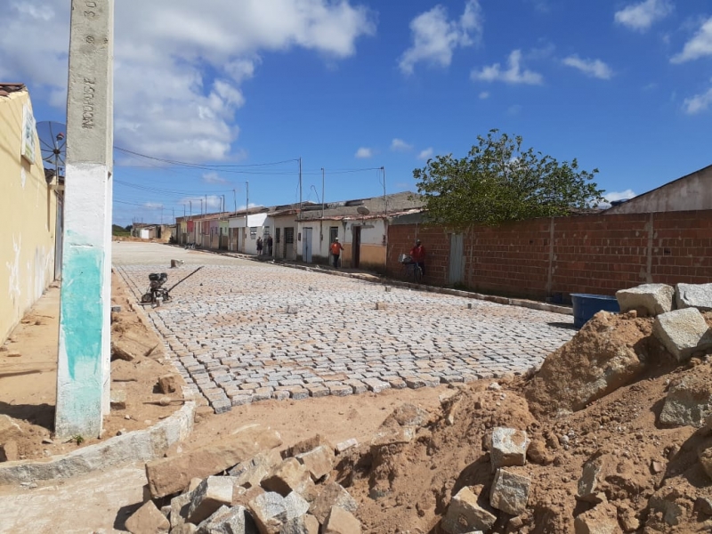 Prefeitura continua na realiza??o de Calçamentos pelas ruas de Nova Floresta/PB